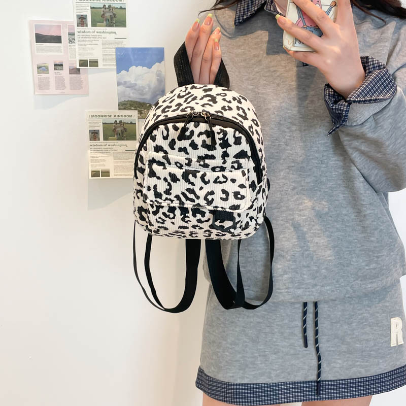 Ceremony corduroy crossbody batoh, mestský minimalistizmus, pruhovaný vzor, objem pod 20 l, 8-palcový notebook sa zmestí