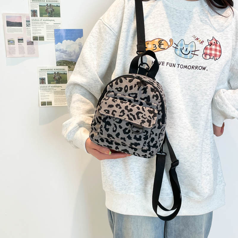 Ceremony corduroy crossbody batoh, mestský minimalistizmus, pruhovaný vzor, objem pod 20 l, 8-palcový notebook sa zmestí