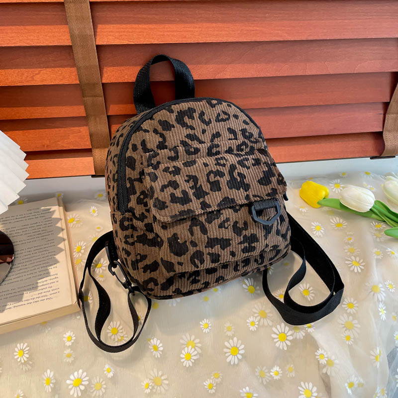 Ceremony corduroy crossbody batoh, mestský minimalistizmus, pruhovaný vzor, objem pod 20 l, 8-palcový notebook sa zmestí