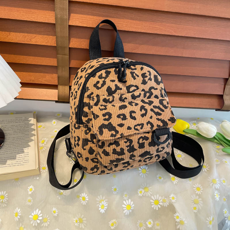 Ceremony corduroy crossbody batoh, mestský minimalistizmus, pruhovaný vzor, objem pod 20 l, 8-palcový notebook sa zmestí