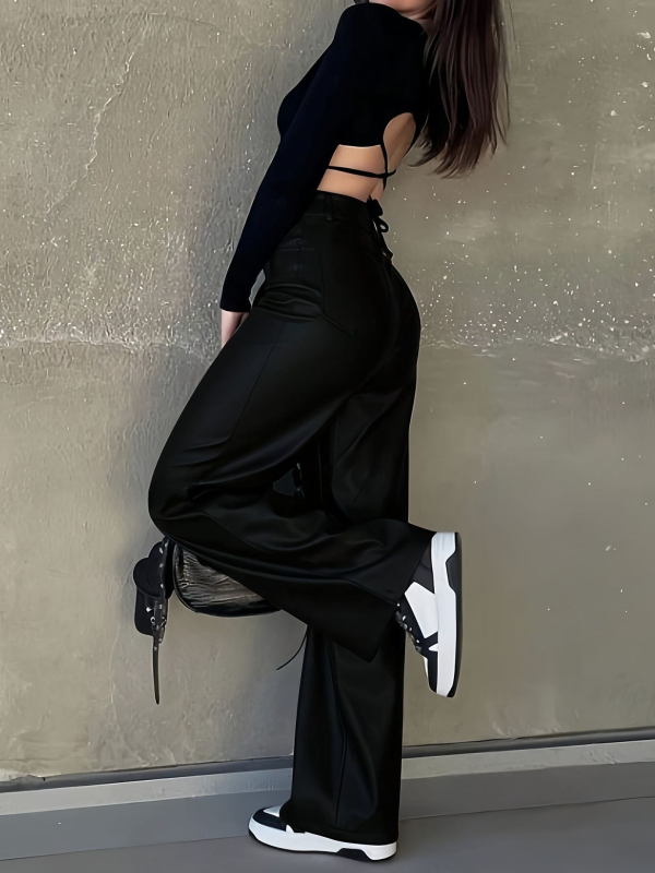 Naiste sirge lõikega püksid keskmise vööga, nahkjas välimusega kate, 90–95% polüester ja elastaan, pikad püksid, sügisel 2025