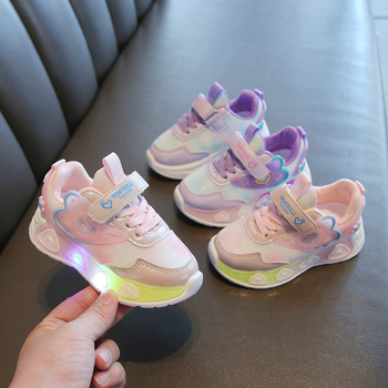 Svetlé detské tenisky pre dievčatá s horným dielom z sieťoviny, priedušné, ľahké, zapínanie na suchý zips, PVC podrážka (sieťovina; priedušné; ľahké; suchý zips; PVC podrážka)