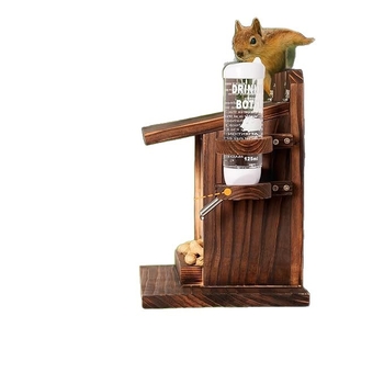 Puidust seinale kinnitatav söötja koduloomadele: linnud, oravad ja hamsterid, välistingimustes aias