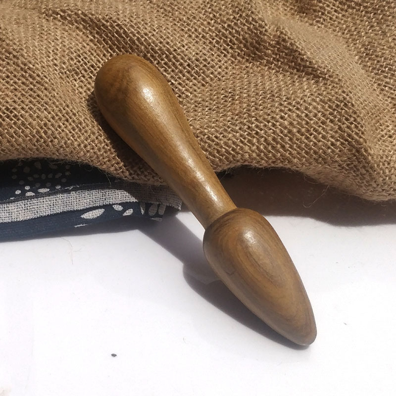 Drevená masážna tyčinka – tvar kalabasy; materiál: drevo; použitie: zdravotný masáž; balenie: 1000 ks.