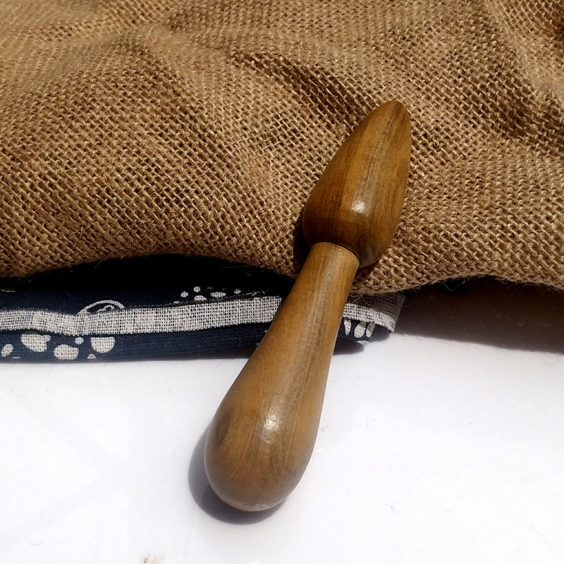 Drevená masážna tyčinka – tvar kalabasy; materiál: drevo; použitie: zdravotný masáž; balenie: 1000 ks.