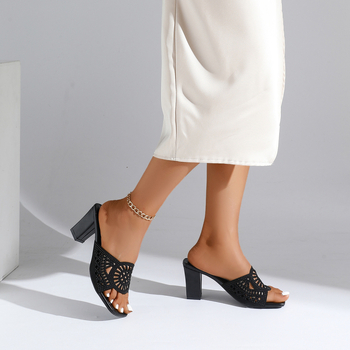 Női vastagtalpú szandál, PU felsőrész, egypántos kialakítás, kerek orr, gumi talp, nyár 2025 megjelenés