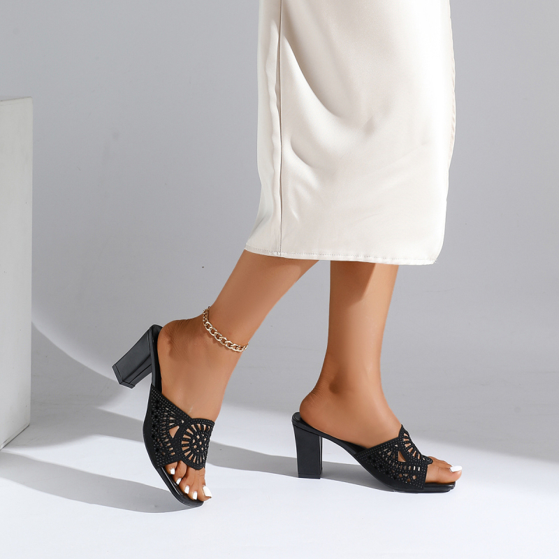 Női vastagtalpú szandál, PU felsőrész, egypántos kialakítás, kerek orr, gumi talp, nyár 2025 megjelenés