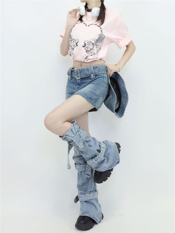 Denim džinsid madala talje, veidi laienevad säärmed, kolaaž-detail