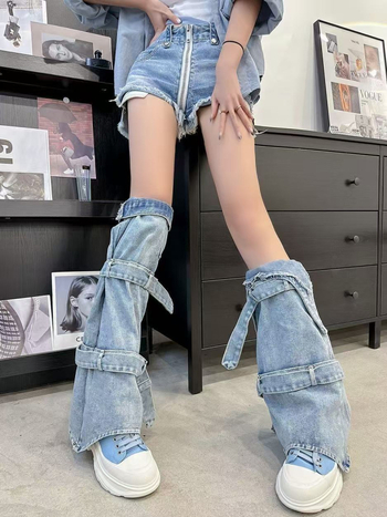 Denim džinsid madala talje, veidi laienevad säärmed, kolaaž-detail