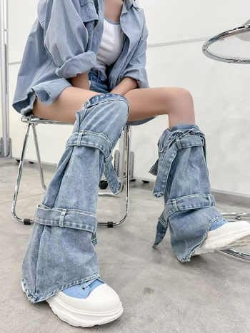 Denim džinsid madala talje, veidi laienevad säärmed, kolaaž-detail