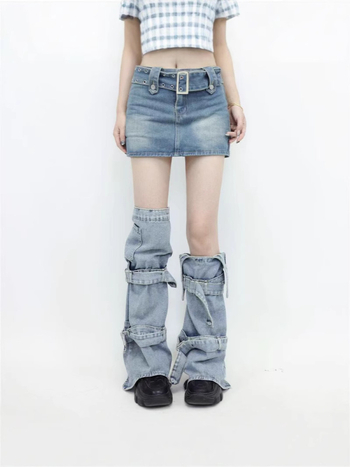 Denim džinsid madala talje, veidi laienevad säärmed, kolaaž-detail