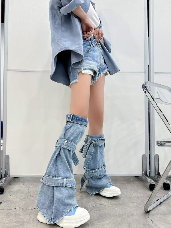 Denim džinsid madala talje, veidi laienevad säärmed, kolaaž-detail