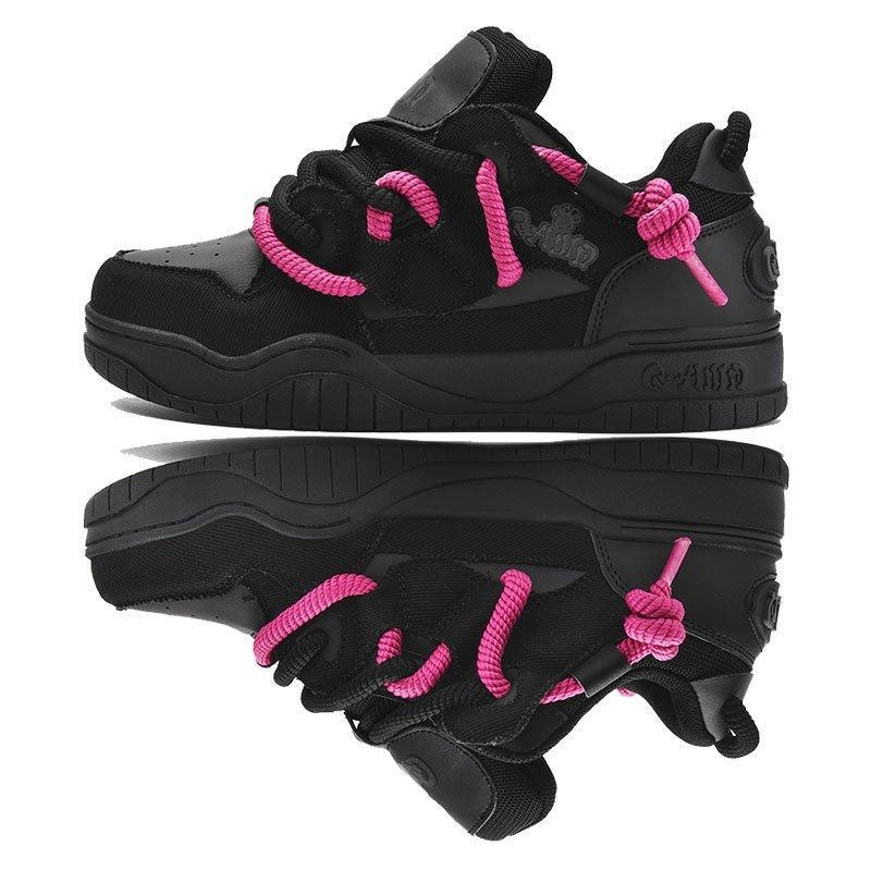 Kanepise ülemine osa, nahast varvas, graveeritud lille-sõlmp muster, vahtpõhi, ülisuur konts (>8 cm)