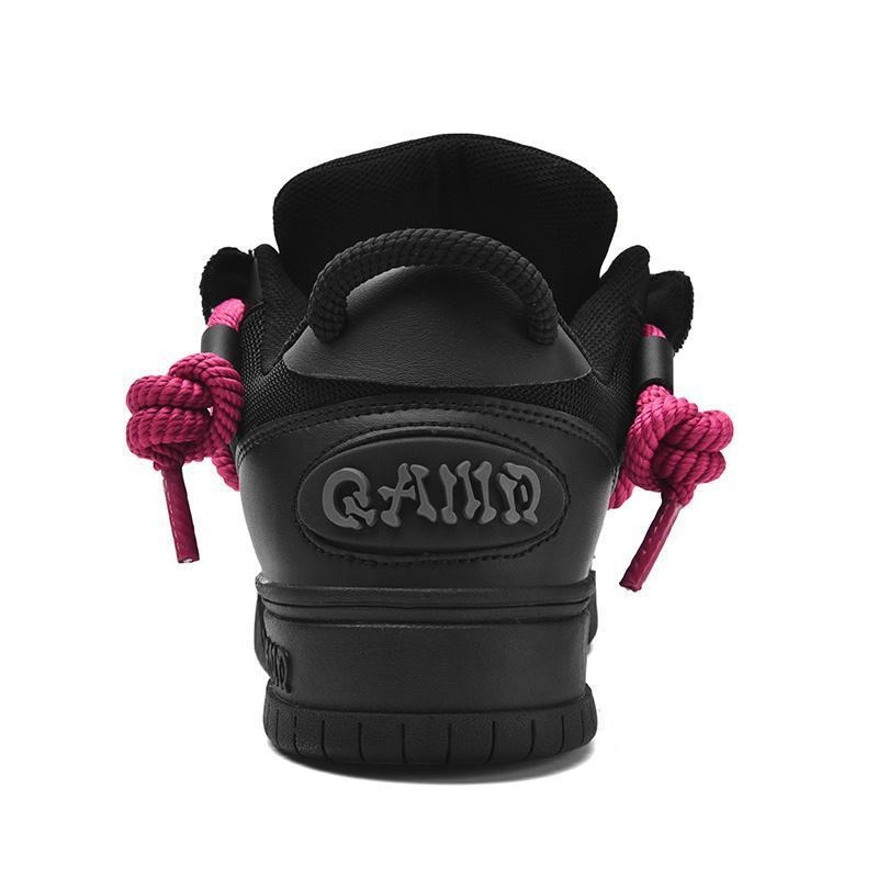 Kanepise ülemine osa, nahast varvas, graveeritud lille-sõlmp muster, vahtpõhi, ülisuur konts (>8 cm)