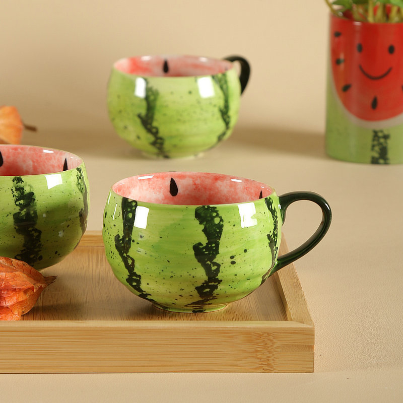 Käsitsi maalitud keraamiline kohvitass käepideme külge – arbuusi motiiv, allglazuuri dekoratsioon, värske ja armas stiil