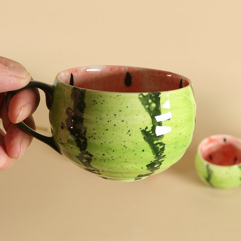 Käsitsi maalitud keraamiline kohvitass käepideme külge – arbuusi motiiv, allglazuuri dekoratsioon, värske ja armas stiil