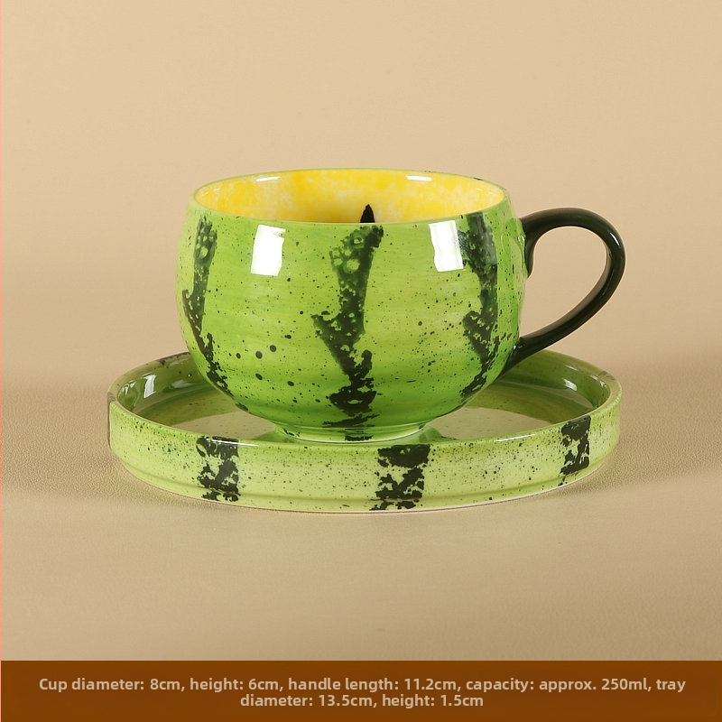 Käsitsi maalitud keraamiline kohvitass käepideme külge – arbuusi motiiv, allglazuuri dekoratsioon, värske ja armas stiil