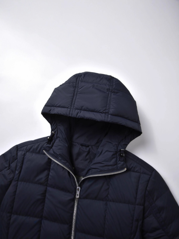 Meeste kerge täidetud kapuutsiga jakk, seisva krae, vaba lõige, külgtaskud, 100% polüester