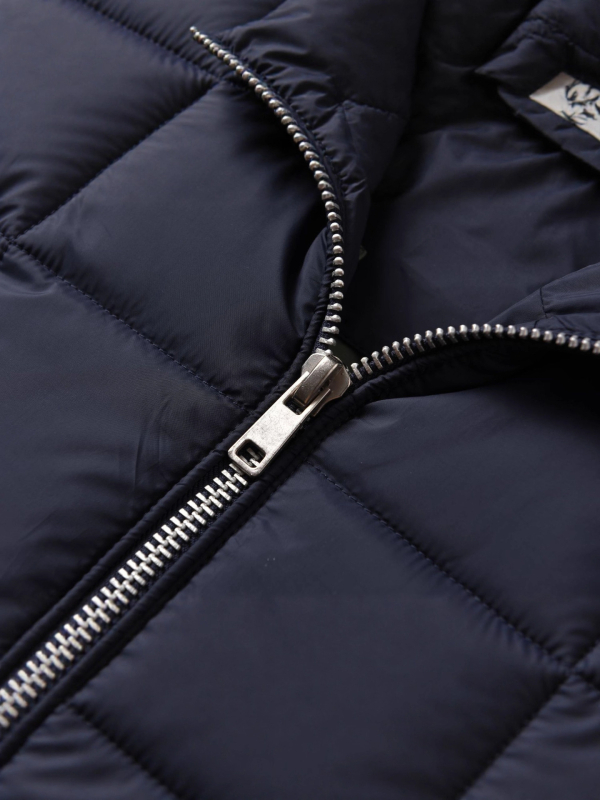 Meeste kerge täidetud kapuutsiga jakk, seisva krae, vaba lõige, külgtaskud, 100% polüester