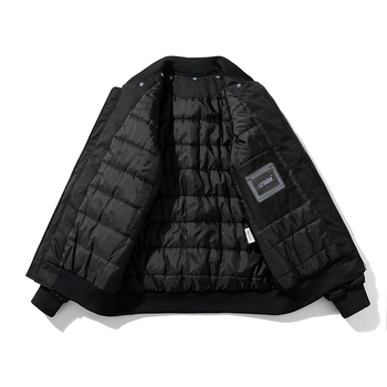 Brodeeritud Ameerika-stiilis beisboljakke meestele, vaba lõige, seisukaelaga, tõmblukk, paks materjal, polüesterseguga välja (väliskangas 50%, vooder 15%)