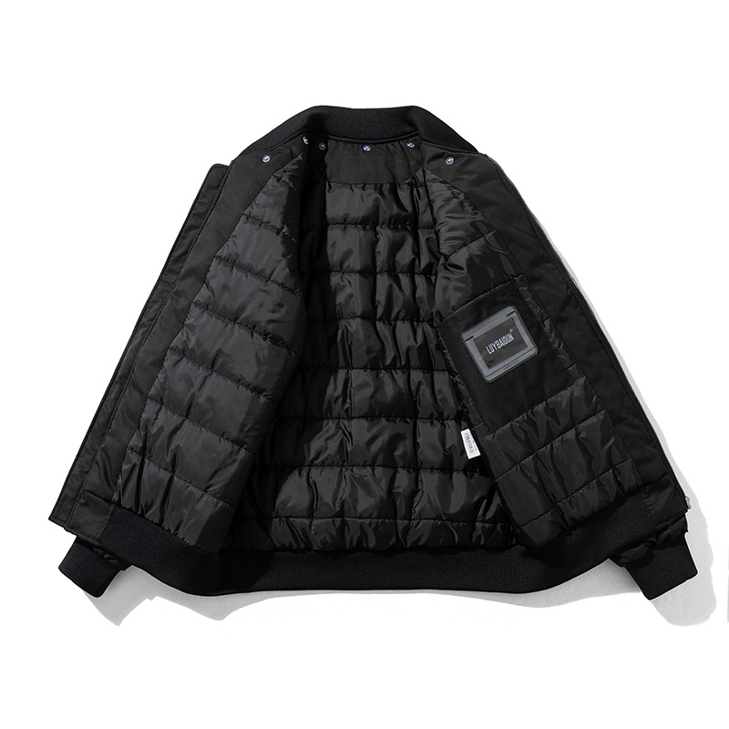 Brodeeritud Ameerika-stiilis beisboljakke meestele, vaba lõige, seisukaelaga, tõmblukk, paks materjal, polüesterseguga välja (väliskangas 50%, vooder 15%)