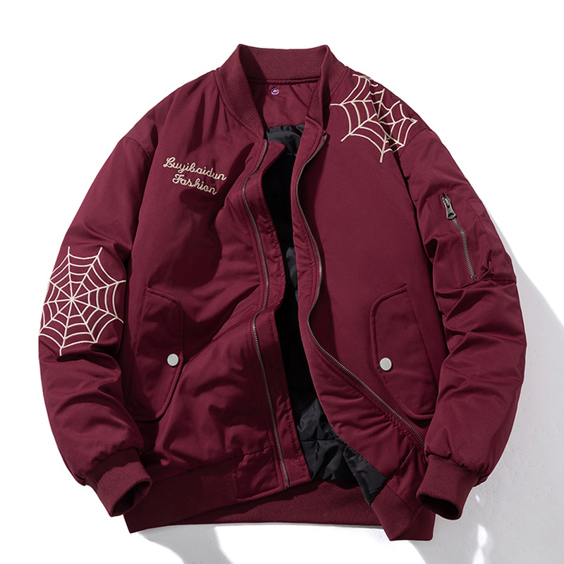 Brodeeritud Ameerika-stiilis beisboljakke meestele, vaba lõige, seisukaelaga, tõmblukk, paks materjal, polüesterseguga välja (väliskangas 50%, vooder 15%)