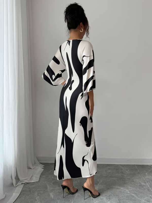 Kleit trikotaažist materjalist, trükiga, V-kaelus, kõrge vöökoht, midi pikkus, 3/4 varrukad