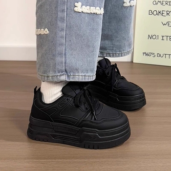 Naise platvormi sportjalatsid — ülemine: sünteetiline nahk; tald: kumm; kinnitamine: paeltega; madal varre (0–3 cm); sisetald EVA; funktsioonid: kõrgendamine, hingav, kerge