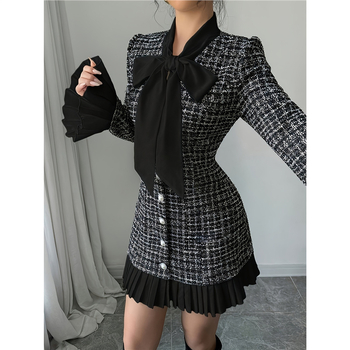 Kirjanduslikult retro-stiilis A-liiniline kleit, võrgukangas, pikad varrukad, volaaniga krae, madal talje.