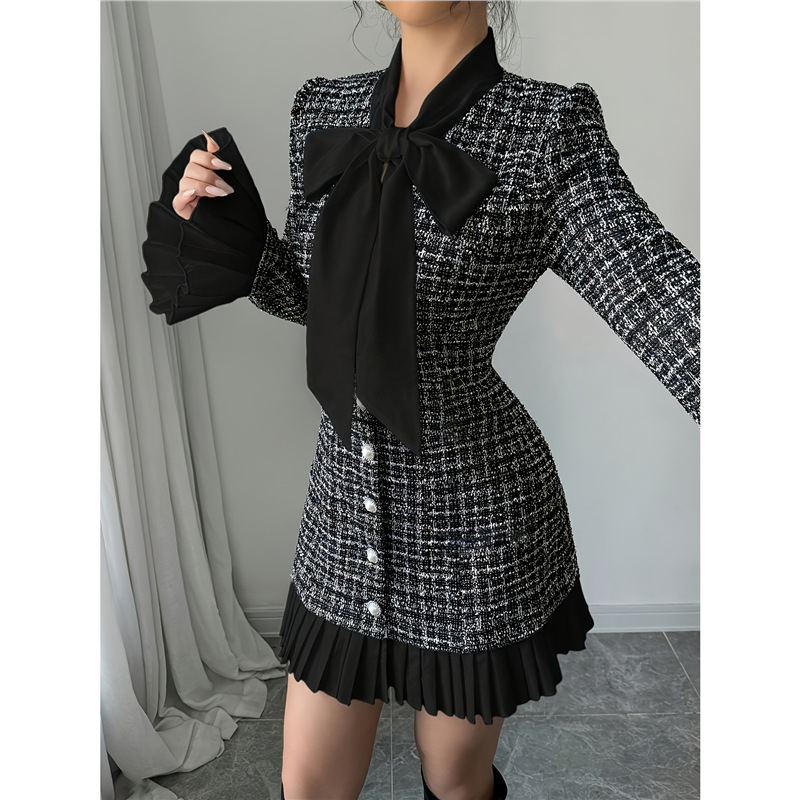 Kirjanduslikult retro-stiilis A-liiniline kleit, võrgukangas, pikad varrukad, volaaniga krae, madal talje.