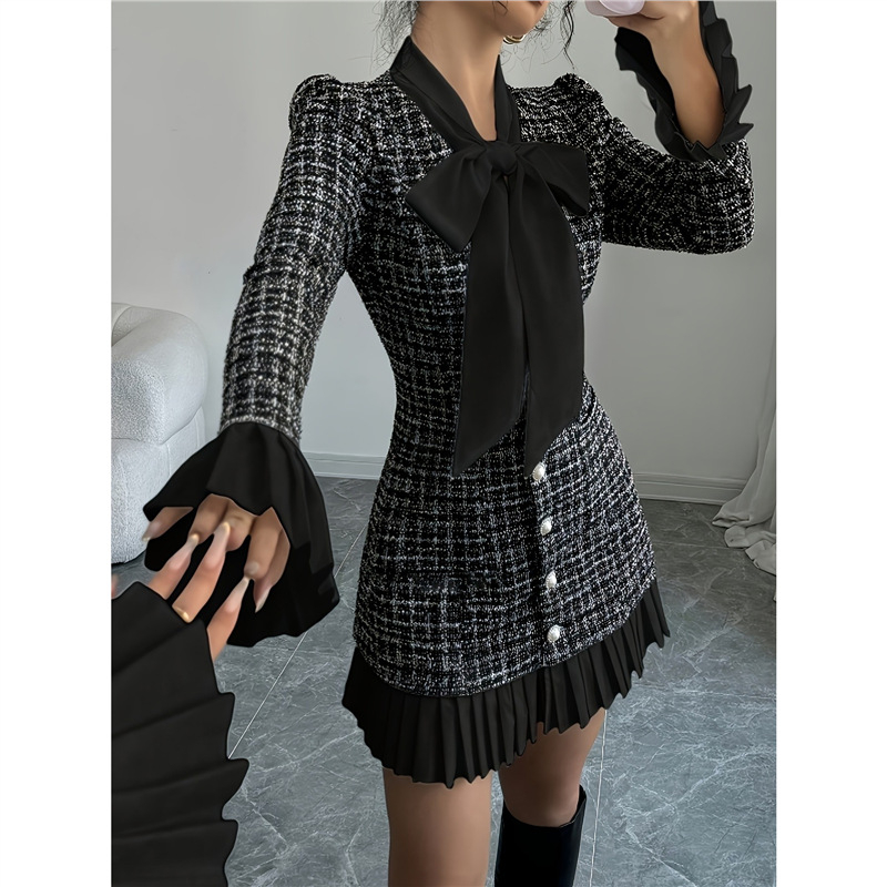 Kirjanduslikult retro-stiilis A-liiniline kleit, võrgukangas, pikad varrukad, volaaniga krae, madal talje.