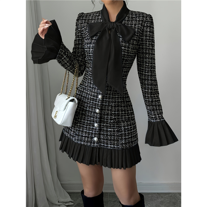 Kirjanduslikult retro-stiilis A-liiniline kleit, võrgukangas, pikad varrukad, volaaniga krae, madal talje.