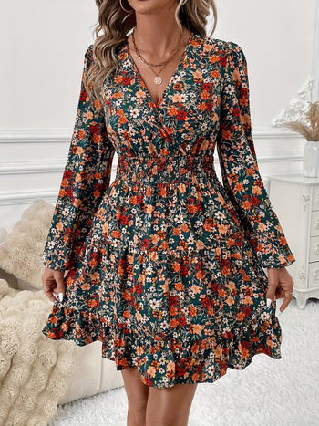 Polüesterist kleit lillemustriga, V-kaelus, laternkäised, keskmise pikkusega puf seelik