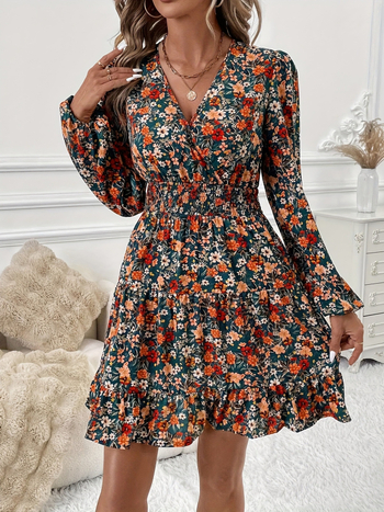 Polüesterist kleit lillemustriga, V-kaelus, laternkäised, keskmise pikkusega puf seelik