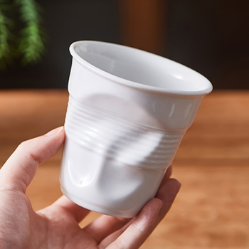 Keraamiline kohvikruus kaanega, kaasaskantav, mitmekihiline konstruktsioon, regulaarse hulknurga kuju, lillemustriga