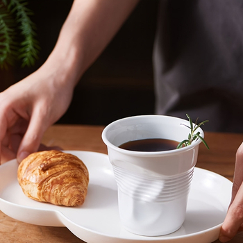 Keraamiline kohvikruus kaanega, kaasaskantav, mitmekihiline konstruktsioon, regulaarse hulknurga kuju, lillemustriga