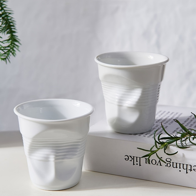 Keraamiline kohvikruus kaanega, kaasaskantav, mitmekihiline konstruktsioon, regulaarse hulknurga kuju, lillemustriga