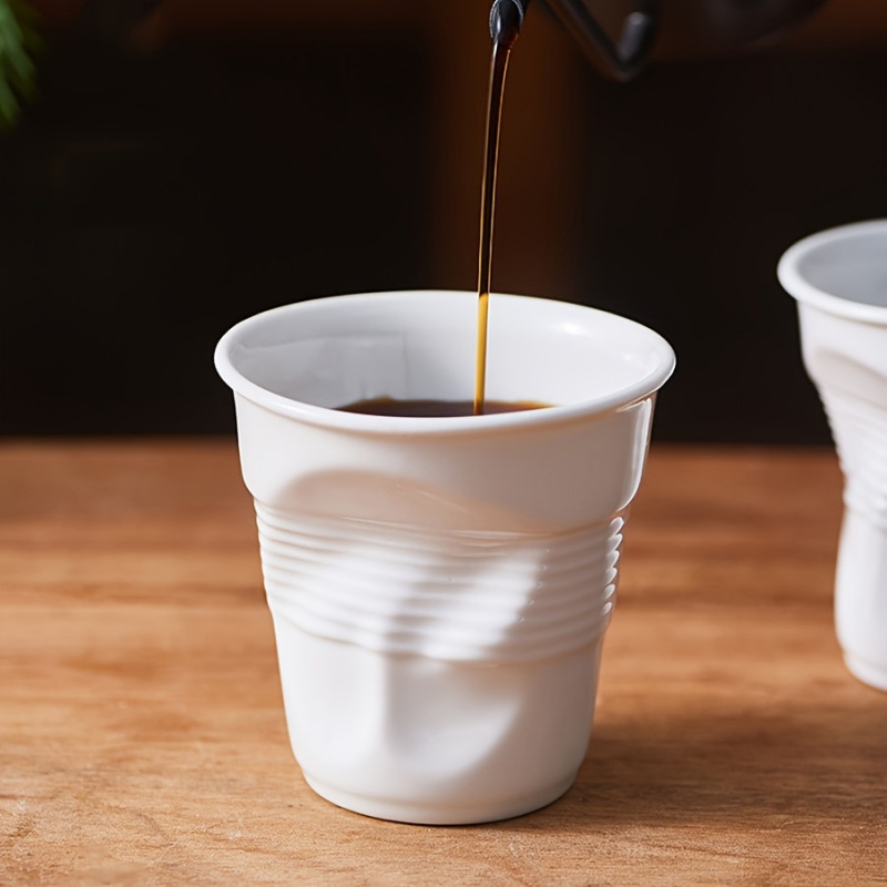 Keraamiline kohvikruus kaanega, kaasaskantav, mitmekihiline konstruktsioon, regulaarse hulknurga kuju, lillemustriga