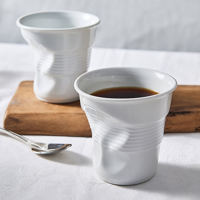 Keraamiline kohvikruus kaanega, kaasaskantav, mitmekihiline konstruktsioon, regulaarse hulknurga kuju, lillemustriga