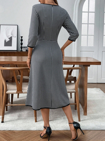 Polüesterist pikk A-line kleit ruudustiku mustriga, ümara kaelusega, kõrge talje, regulaarse pikkusega varrukad
