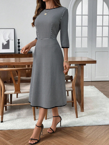 Polüesterist pikk A-line kleit ruudustiku mustriga, ümara kaelusega, kõrge talje, regulaarse pikkusega varrukad