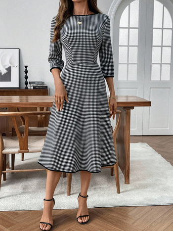 Polüesterist pikk A-line kleit ruudustiku mustriga, ümara kaelusega, kõrge talje, regulaarse pikkusega varrukad