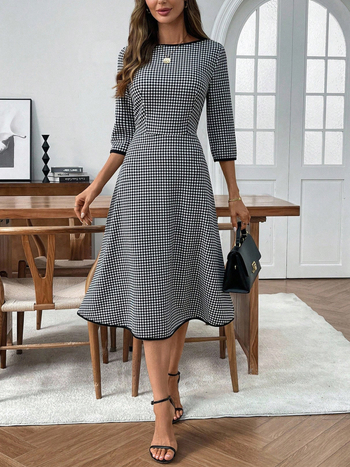 Polüesterist pikk A-line kleit ruudustiku mustriga, ümara kaelusega, kõrge talje, regulaarse pikkusega varrukad
