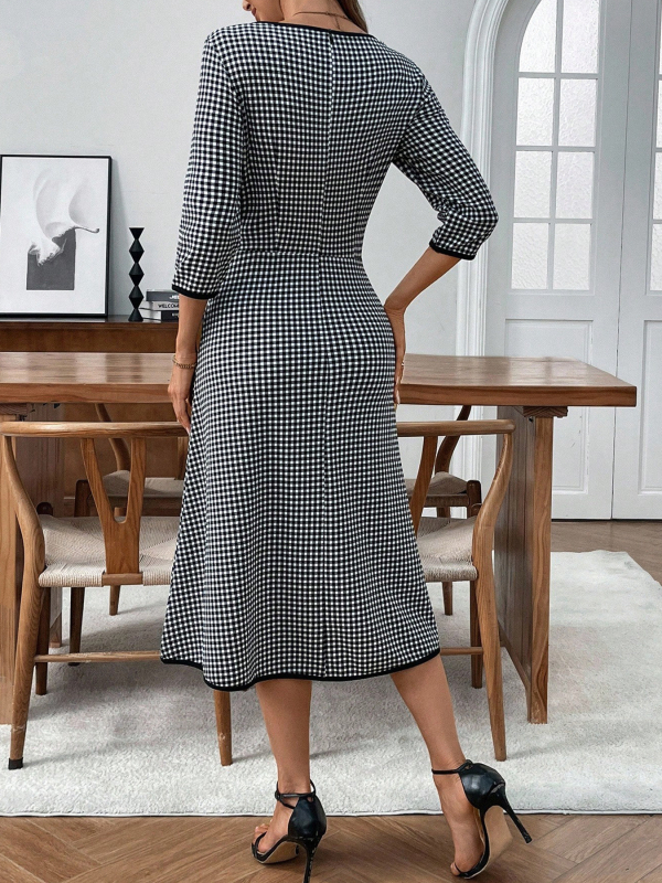 Polüesterist pikk A-line kleit ruudustiku mustriga, ümara kaelusega, kõrge talje, regulaarse pikkusega varrukad