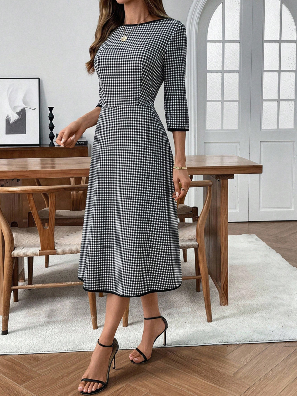 Polüesterist pikk A-line kleit ruudustiku mustriga, ümara kaelusega, kõrge talje, regulaarse pikkusega varrukad