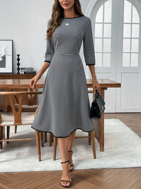 Polüesterist pikk A-line kleit ruudustiku mustriga, ümara kaelusega, kõrge talje, regulaarse pikkusega varrukad
