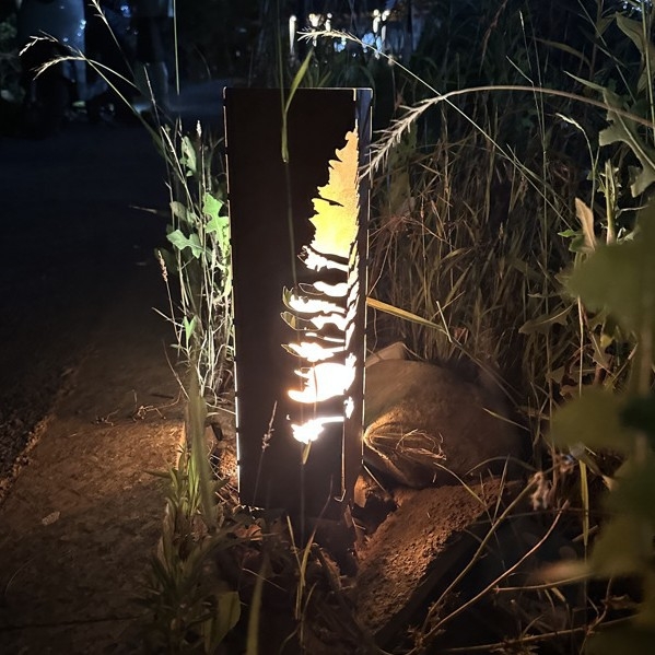 Mändpuu aedkolonn, rauast kunstlille sisestus, metallist aiadekor, välist valgustus, stiil pastorālais/naturālais/modern minimalistlik