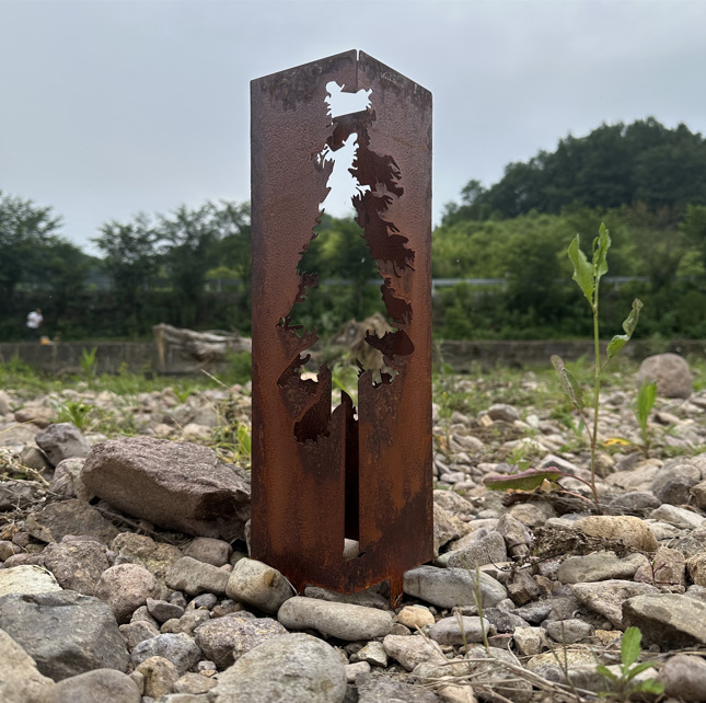 Mändpuu aedkolonn, rauast kunstlille sisestus, metallist aiadekor, välist valgustus, stiil pastorālais/naturālais/modern minimalistlik