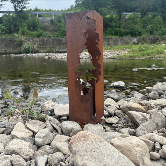 Mändpuu aedkolonn, rauast kunstlille sisestus, metallist aiadekor, välist valgustus, stiil pastorālais/naturālais/modern minimalistlik