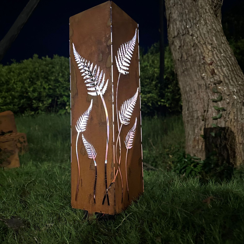 Aedkolonn taime-reljeefiga – rauest skulptuur kodu ja aia jaoks (maapiirkonna stiil, väljas)